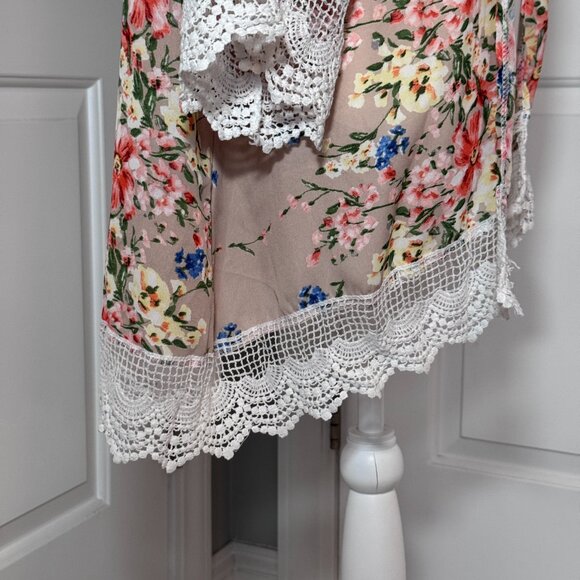 Kimono Style Floral Top with Lace, Size Small - Picture 8 of 9
